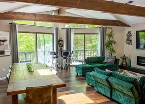 Smart TV, chimenea, videojuegos y futbolito