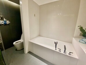 Bathtub, hair dryer, towels, soap - Veranda Seaview 2 BR Beach Family Condo HuaHin (Amphoe Hua Hin)