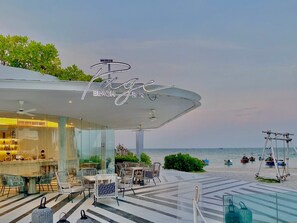 Outdoor dining - Veranda Seaview 2 BR Beach Family Condo HuaHin (Amphoe Hua Hin)