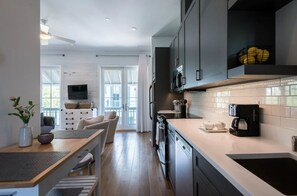 Frigorifero, microonde, forno, piano cottura