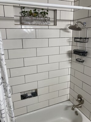 Ensemble douche/baignoire, sèche-cheveux, serviettes fournies, savon