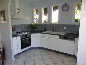 Mikrobølgeovn, ovn, kokeplater og oppvaskmaskin