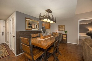 Dining - Cozy Condo on the RiverCozy Riverside 3 Bedroom/3 Bath Retreat (Pigeon Forge)