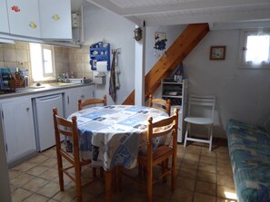 Een koelkast, een oven, een kookplaat, een waterkoker