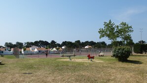 Un parc doté d’une aire de jeux, d’un court de tennis et d’un espace pique-nique.