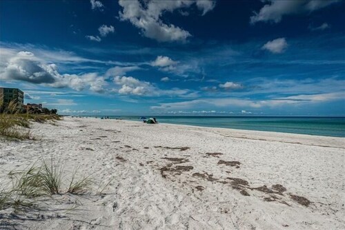 Pet Friendly Tropical Beachside Cottage just steps from the beach!~