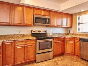 Een koelkast, een microgolfoven, een oven, een kookplaat