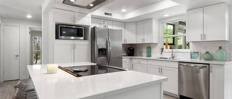 Refrigerador, microondas, horno, placa de cocina