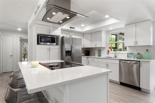 Kühlschrank, Mikrowelle, Ofen, Herdplatte