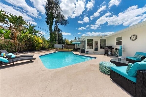 Unclassified image, 1 of 47, button