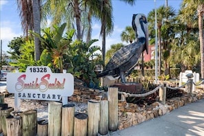 Placa para o Santuário de Aves Marinhas Seaside, com uma grande escultura de pássaro.