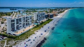 Ein Küstenhotel mit mehreren Gebäuden, einem Strand und freiem Blick auf den Ozean.