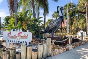 Un panneau indiquant le refuge pour oiseaux de mer de Seaside, avec une grande sculpture d’oiseau.