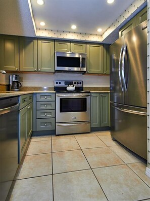 Kühlschrank, Mikrowelle, Ofen, Herdplatte