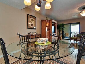 Dining - Perfect Location with MILLION DOLLAR Gulf Front Sunsets & Great restaurants~ Sleeps 6  TS502 (Redington Shores)