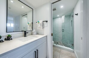 Towels - Direct Gulf front with Million Dollar views! sleeps 7   TR502~ (Indian Shores)