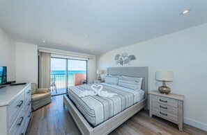 3 bedrooms, iron/ironing board, free WiFi - Direct Gulf front with Million Dollar views! sleeps 7   TR502~ (Indian Shores)
