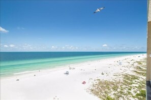 På stranden