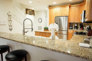 Réfrigérateur, four à micro-ondes, un four, surface de cuisson