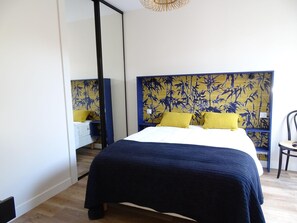 5 bedrooms, desk, iron/ironing board, travel crib