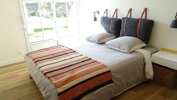 5 chambres, bureau, fer et planche Ă repasser, lit parapluie