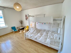 4 chambres, fer et planche à repasser, lit parapluie, accès Internet