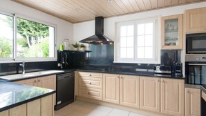 Kaffetrakter/tekoker, kjøleskap, mikrobølgeovn og ovn