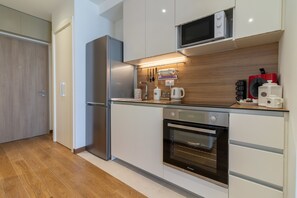 Fridge, microwave, oven, stovetop - Belgrade Waterfront Studio Apartment-Supertwins (Београд)