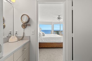 2 室のベッドルーム、デスク、アイロン / アイロン台、旅行用ベビーベッド