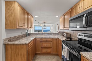 冷蔵庫、電子レンジ、オーブン、コンロ