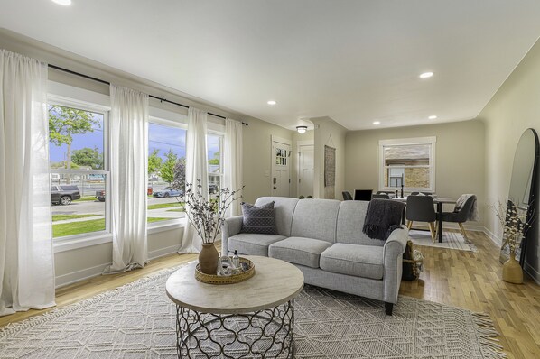 Living area - Cheerful 2-bedroom home in Holland, MI (Holland)