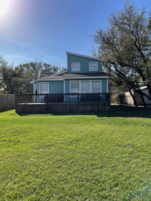 Exterior - Zen retreat! Cheerful 3 bedroom home with parking. (Rockport)
