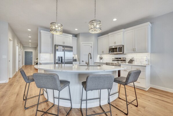 Réfrigérateur, micro-ondes, four, plaque de cuisson