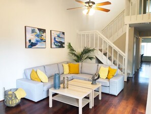 Living area - Beautiful Home near Downtown| King bed (Houston)