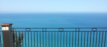 BREATHTAKING VIEW, SPECTACULAR SUNSETS IN FRONT OF THE AEOLIAN ISLANDS