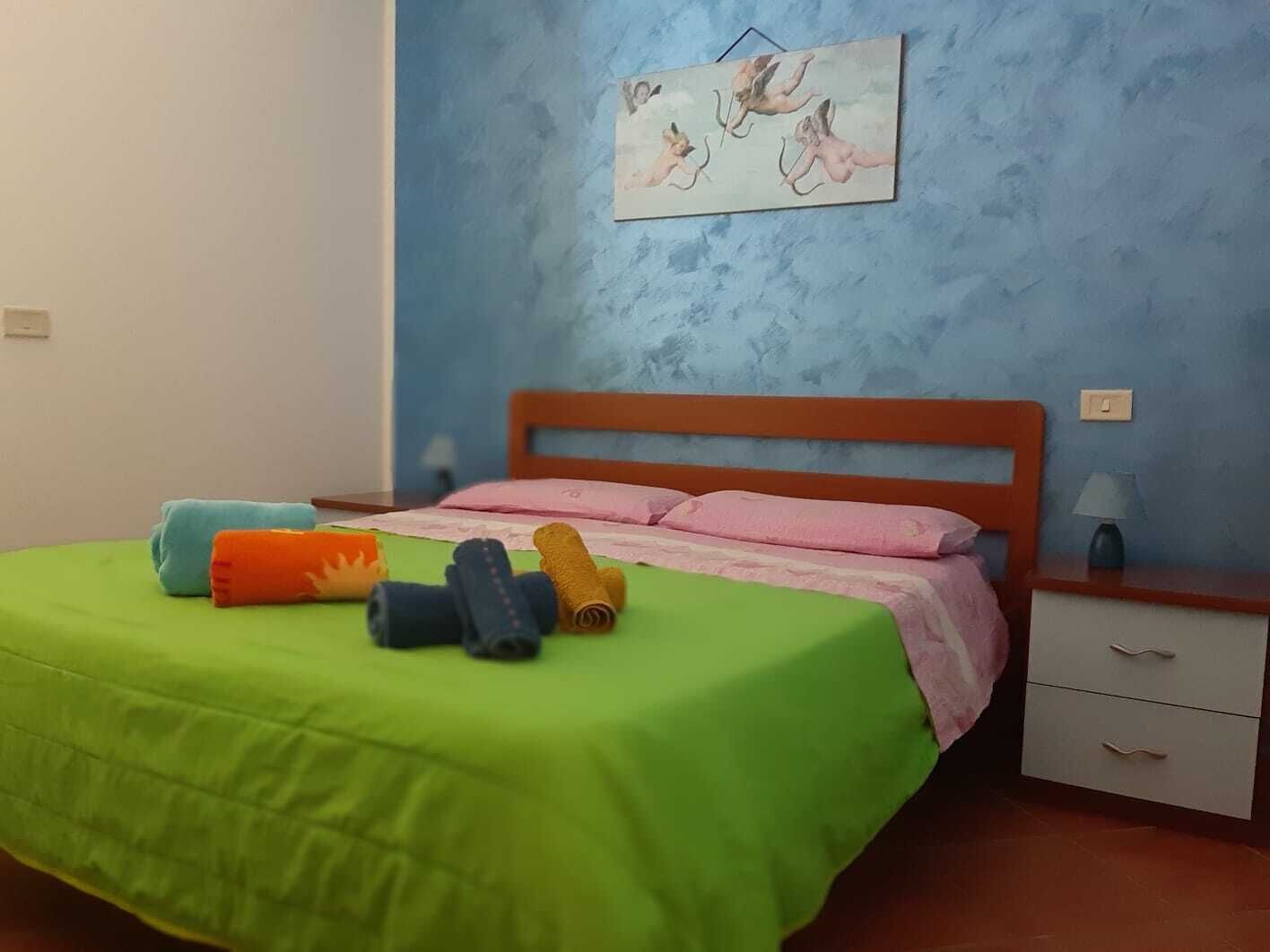 3 camere, una scrivania, ferro/asse da stiro, culla da viaggio