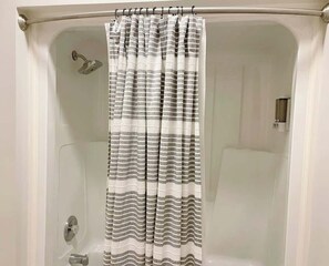Ensemble douche/baignoire, sèche-cheveux, serviettes fournies, savon