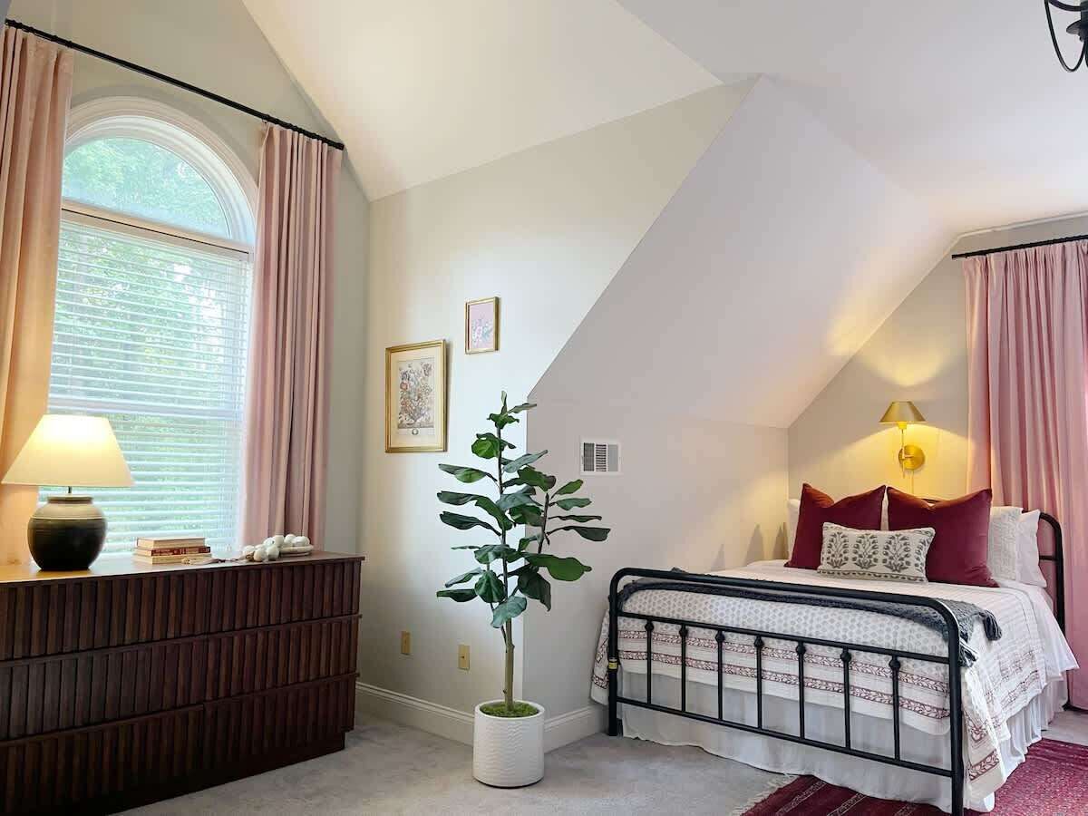 5 quartos, ferros/tábuas de passar roupa, berço de viagem