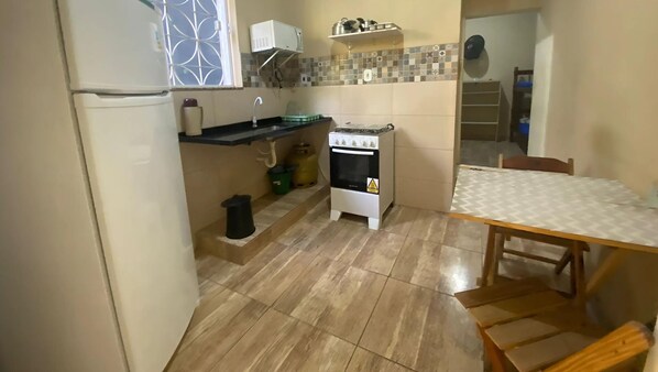 Frigorifero, microonde, frullatore, pentole/stoviglie/utensili