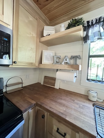 Fridge, microwave, oven, stovetop. Reel Life Lakehouse - Boat Ramp in Neighborhood