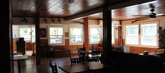 Charming Historic lodge across from Umpqua river