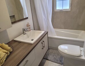 Ensemble douche/baignoire, sĂšche-cheveux, serviettes fournies, savon