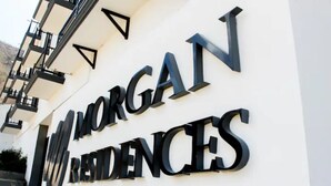 Ein Schild mit dem Text 'MORGAN RESIDENCES'.