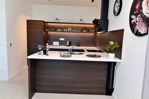 ثلاجة، فرن، موقد طهي مسطح، غسالة أطباق