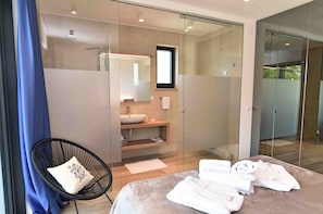5 habitaciones, tabla de planchar con plancha y wifi gratis