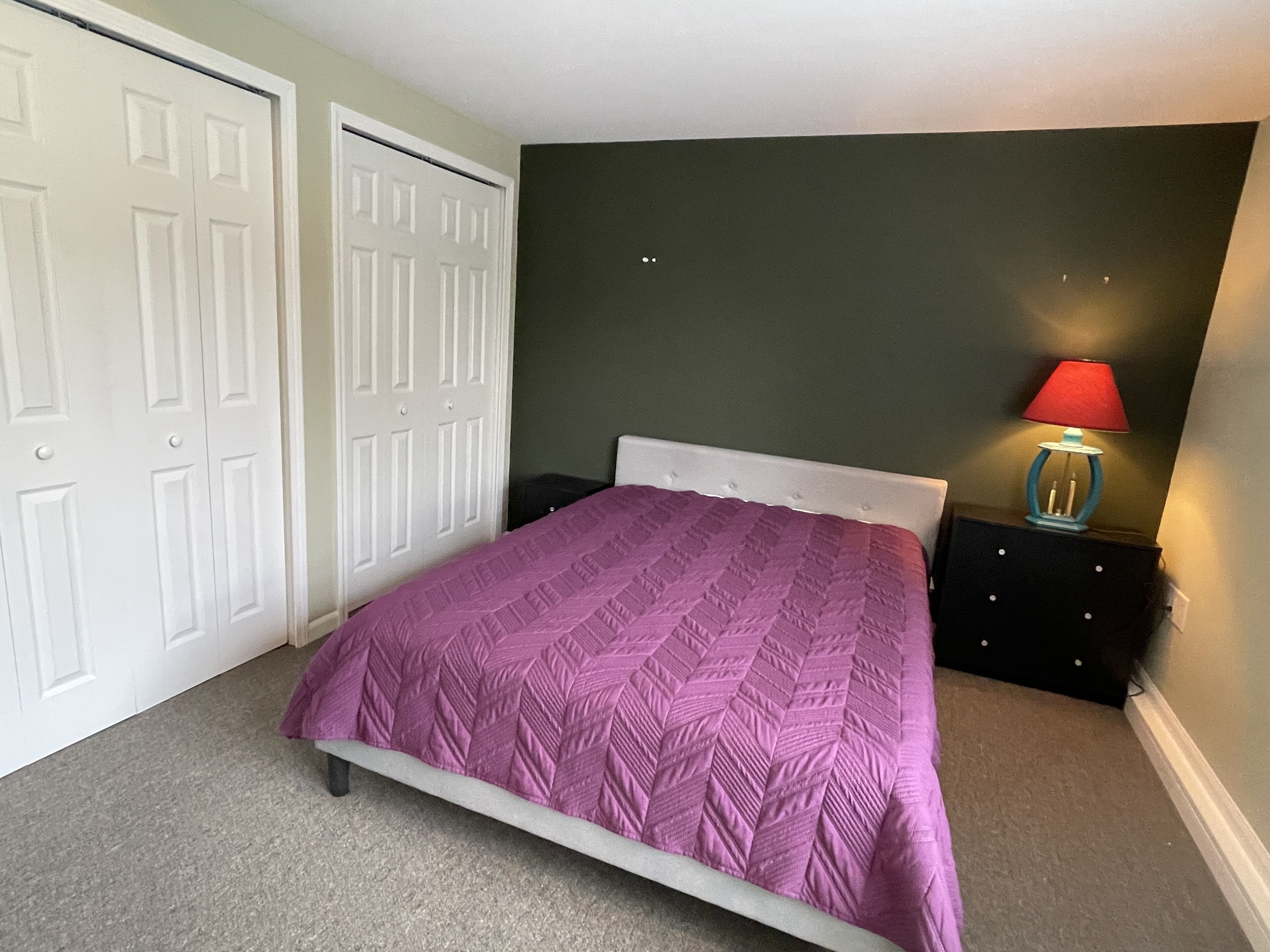 2 soverom, skrivebord, strykejern/-brett og wi-fi (inkludert)