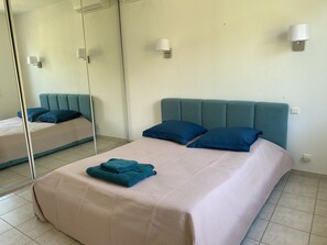 3 slaapkamers, een bureau, een strijkplank/strijkijzer, gratis wifi