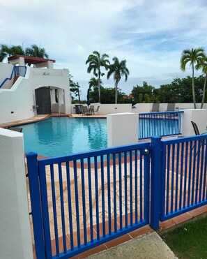 Una piscina al aire libre