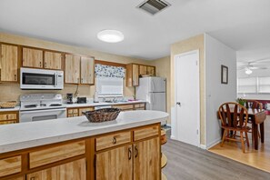 Private kitchen - Relaxing House with Screen Porch (Vero Beach)