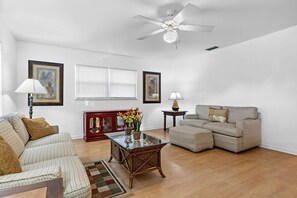 Living area - Relaxing House with Screen Porch (Vero Beach)